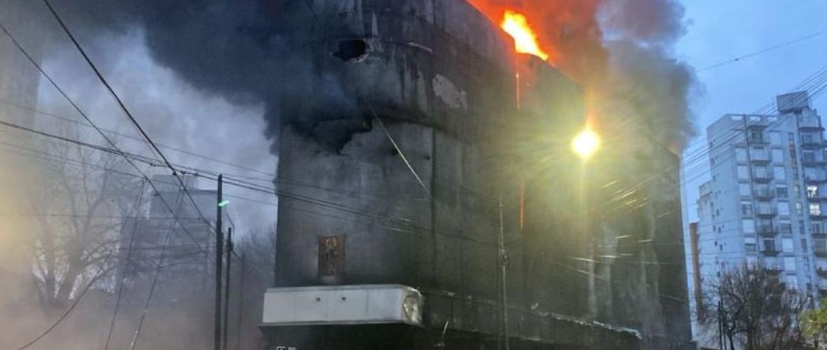 Autorizaron la demolición del depósito incendiado en diagonal 77 por riesgo de derrumbe