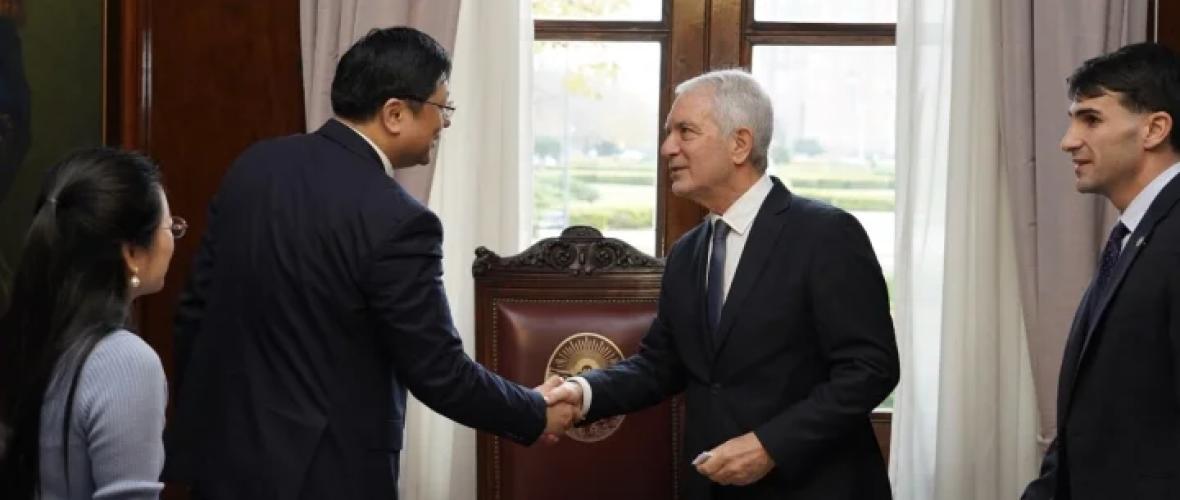 Julio Alak impulsa un plan de seguridad con inteligencia artificial y cooperación tecnológica con China