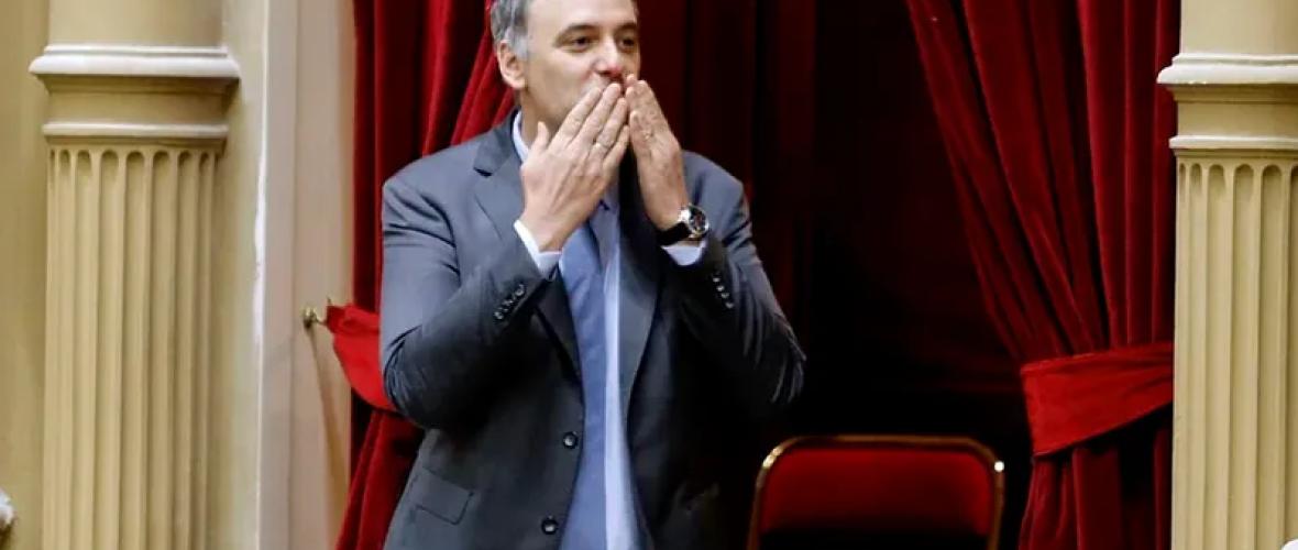 Fin: tras meses de crisis política y en medio de un escándalo de corrupción renunció Adorni