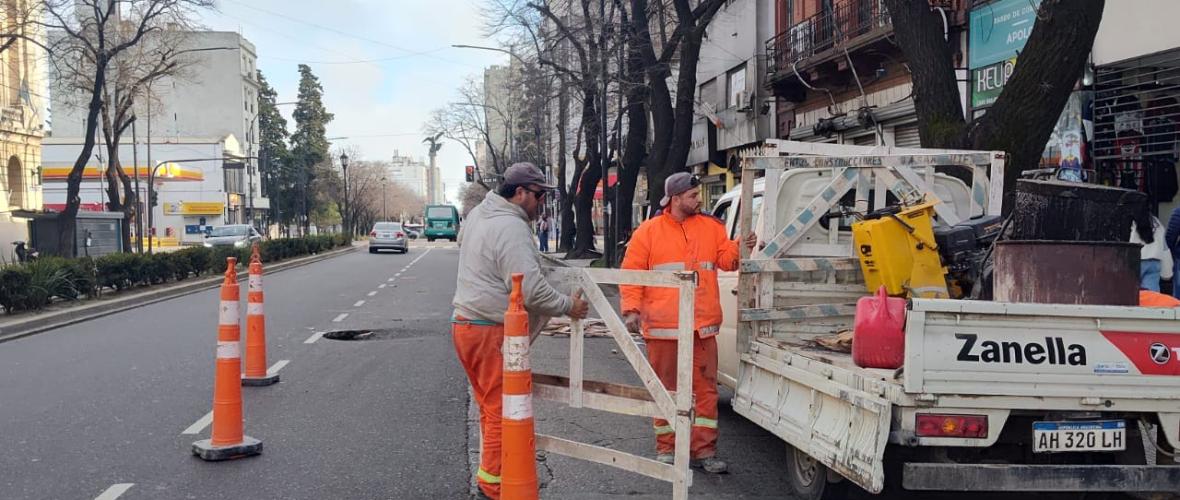 Reparan un hundimiento en avenida 7: reducen un carril en pleno centro de La Plata