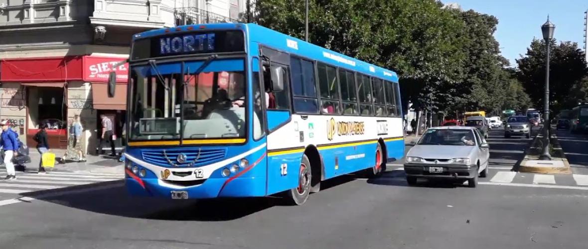 Los micros circulan con frecuencias reducidas en La Plata