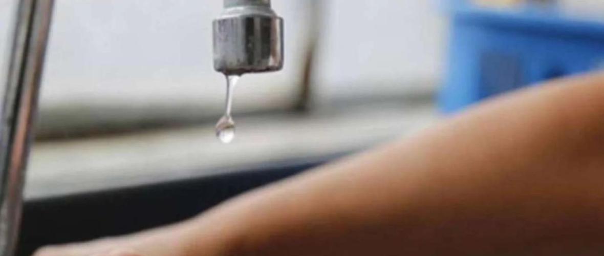 Agua marrón y cortes: vecinos de la zona norte de La Plata llevan días con problemas de suministro