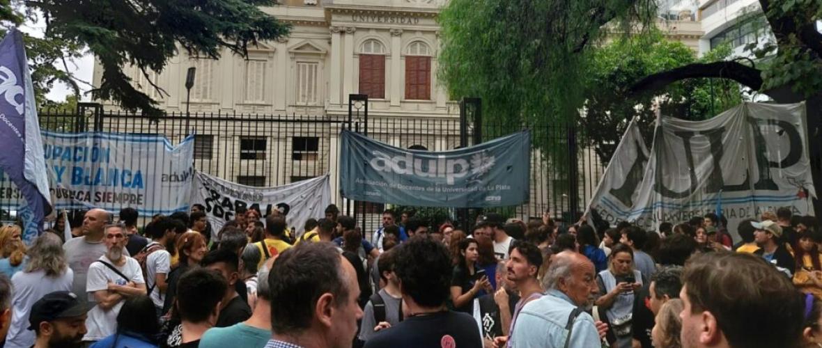 Nuevo paro en la UNLP: docentes y nodocentes vuelven a las aulas con una huelga este miércoles