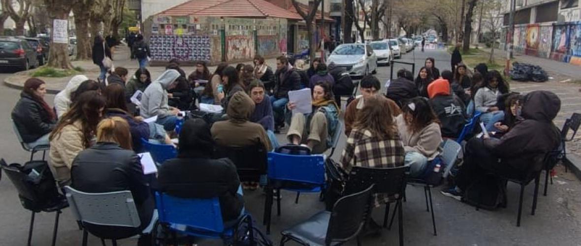Paros universitarios: docentes y nodocentes vuelven a parar y complican las clases en La Plata
