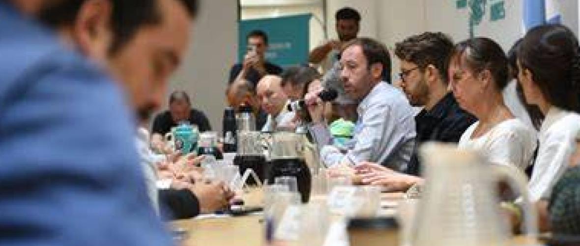 Crece la tensión en Provincia: estatales y docentes siguen sin aumento y peligra octubre