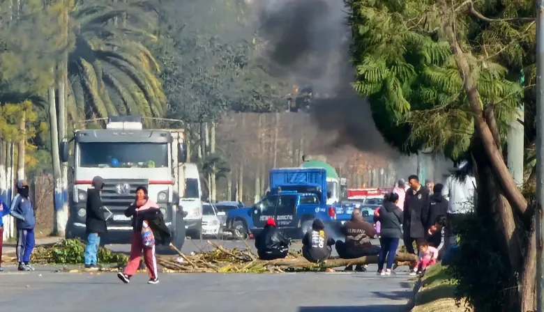 Vecinos de Melchor Romero protestaron por tercer día sin luz y exigieron soluciones