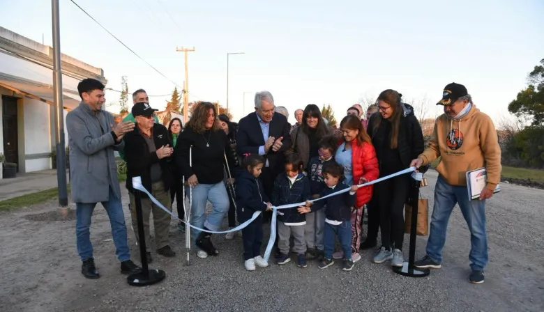 La municipalidad inauguró una obra vial en Correas y anunció la licitación de su primera escuela secundaria