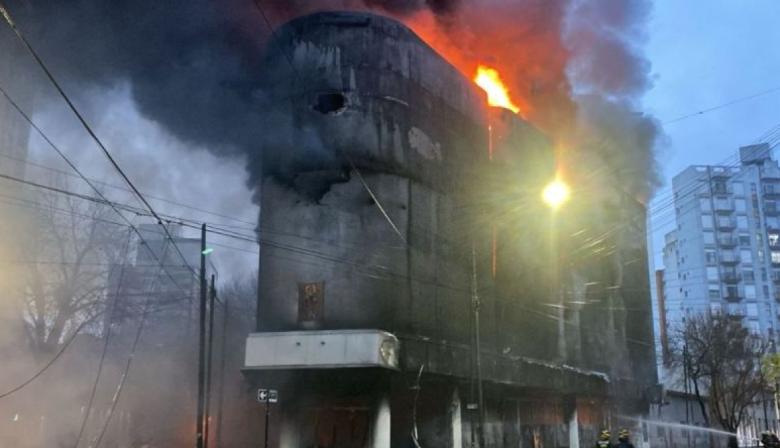 Autorizaron la demolición del depósito incendiado en diagonal 77 por riesgo de derrumbe
