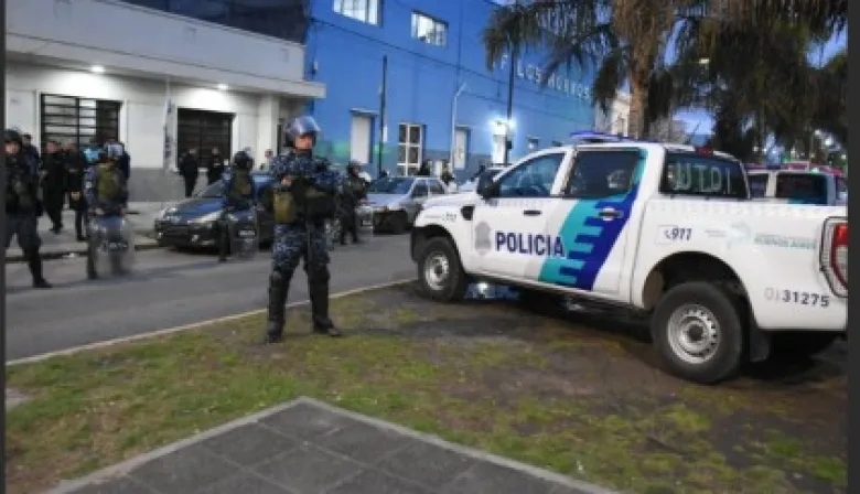 Violento asalto a un matrimonio de jubilados en Los Hornos: los golpearon y les robaron dinero