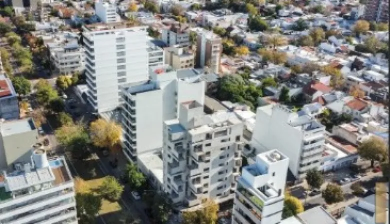 Conmoción en La Plata: hallaron muerta a una mujer en el patio de un edificio céntrico