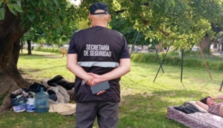 Desalojaron a las tres personas que vivían en la rambla de 72 en La Plata