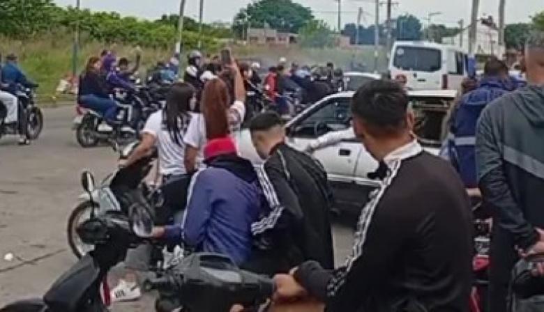 Masiva caravana en La Plata para despedir al joven baleado en Villa Elvira