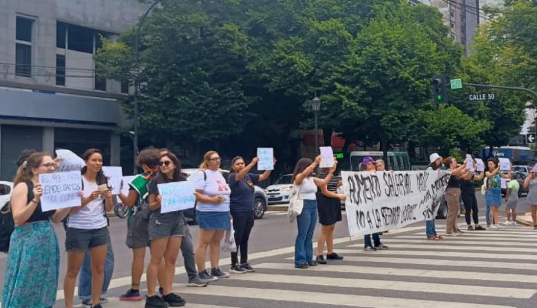 Trabajadoras del Ministerio de Mujeres y Diversidad PBA realizaron una semaforeada en 7 y 50 para exigir paritarias