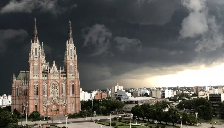Clima en La Plata: anuncian un miércoles gris, con chances de tormentas y ráfagas de hasta 59 km/h