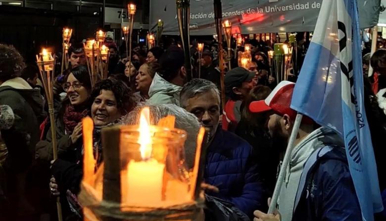 Marcha de antorchas en la UNLP: docentes, estudiantes y nodocentes reclaman más financiamiento