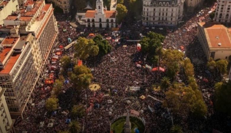 Masiva marcha por el Día de la Memoria: una foto aérea mostró Plaza de Mayo colmada