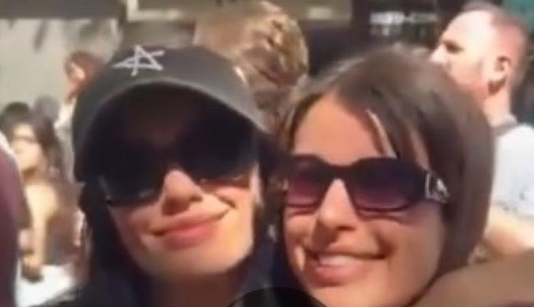 Hincha de Villa San Carlos le regaló una camiseta a Lali en Plaza de Mayo y el video se volvió viral