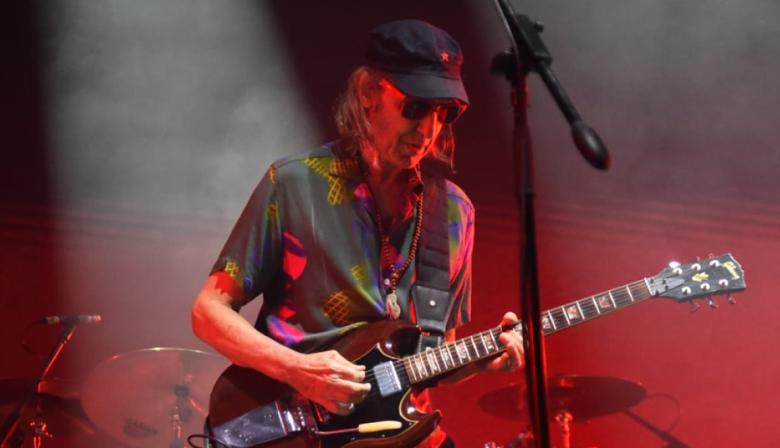 Skay Beilinson brilló en el Malvinas Argentinas con un show cargado de mística ricotera