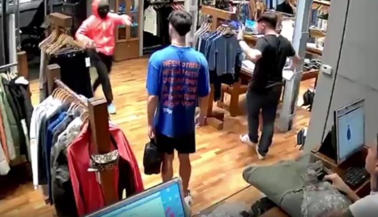 Robo a mano armada en pleno centro de La Plata: motochorros asaltaron un local a metros de la Residencia del Gobernador