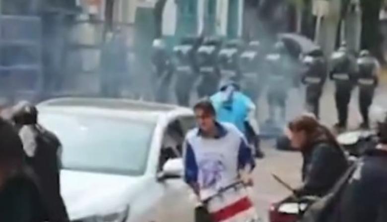Enfrentamientos en La Plata: manifestantes y policía chocaron en pleno centro durante una protesta