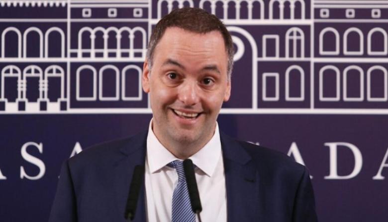 Manuel Adorni vende un departamento en La Plata en medio de cuestionamientos por su patrimonio