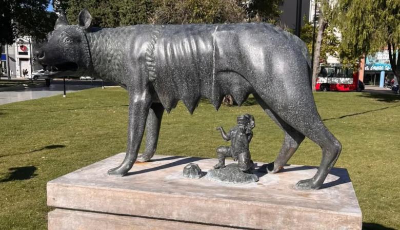 Loba Capitolina desapareció de Plaza Italia: descartan robo y confirman reparación