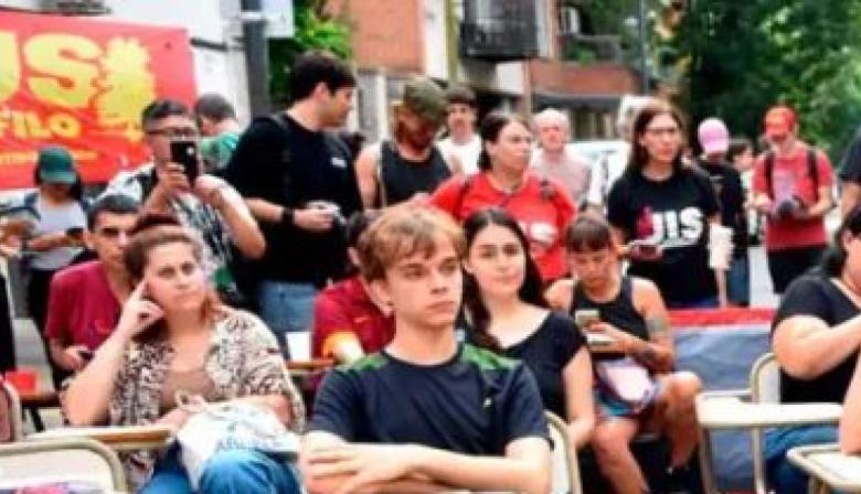 Clase pública de la UNLP frente a la casa de Manuel Adorni por el financiamiento universitario