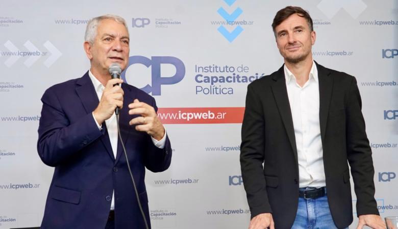 Con Julio Alak y Lucas Ghi, comenzó en La Plata un ciclo de conferencias sobre gobiernos y territorios