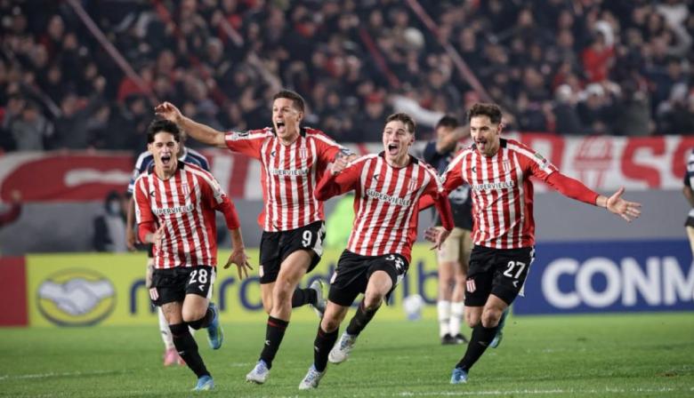 Estudiantes derrotó al DIM sobre el final y selló su clasificación a octavos de la Copa Libertadores