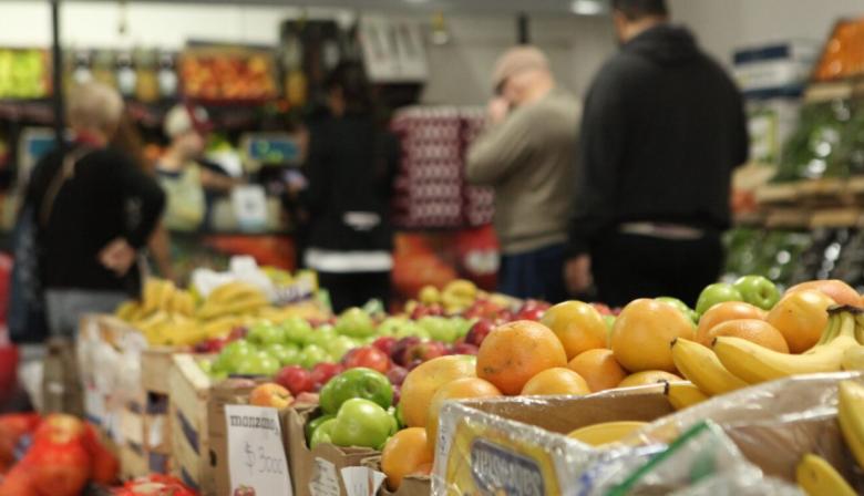 Mercado Bonaerense en La Plata: relanzan descuentos con Cuenta DNI y promociones para jubilados