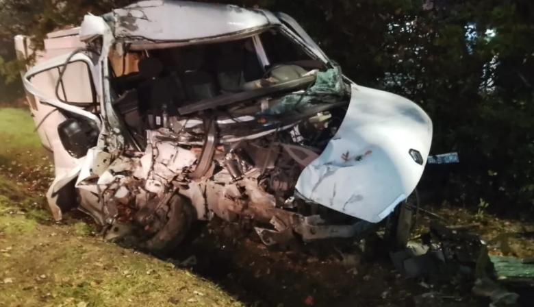Chocó contra un poste en Berisso, quedó atrapado y fue rescatado por bomberos