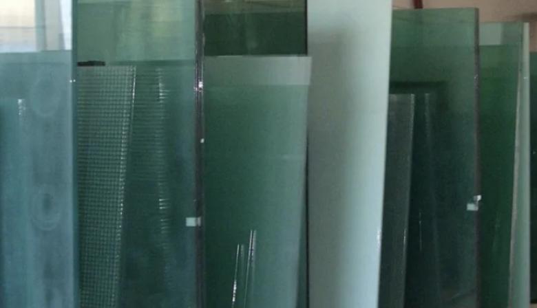 Detuvieron a dos empleados de una vidriería de La Plata por robar 45 mil dólares escondidos en el local