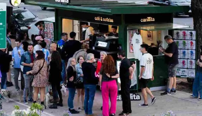 Tres jóvenes platenses transformaron puestos de diarios en cafeterías virales y ahora expanden franquicias