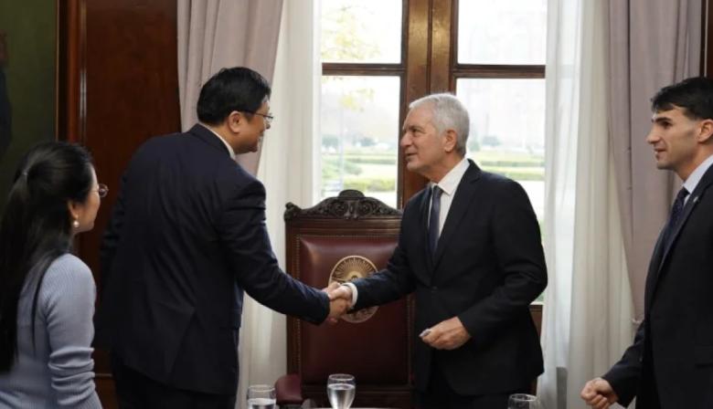 Julio Alak impulsa un plan de seguridad con inteligencia artificial y cooperación tecnológica con China