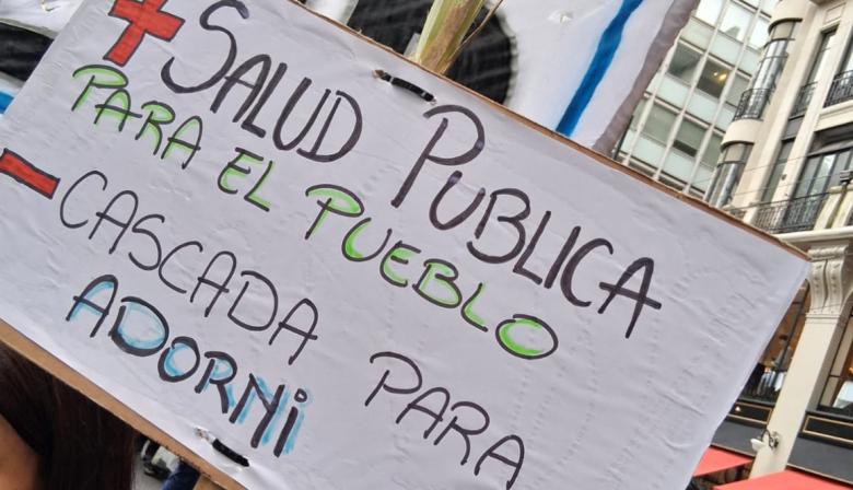 Miles de personas marcharon a Plaza de Mayo contra el ajuste en salud del gobierno de Milei