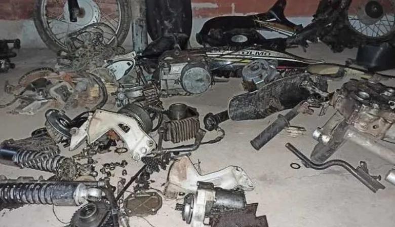 Desbaratan un presunto desarmadero de motos en La Plata y secuestran gran cantidad de autopartes