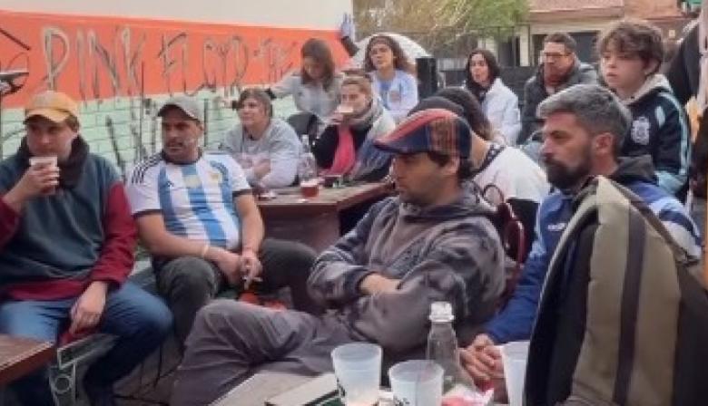 Fan Fest en Arthur´s: la cábala platense para alentar a la Selección en los 16avos de final