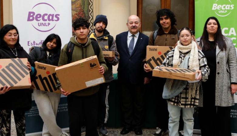 La UNLP entregó 265 computadoras y refuerza el acceso a la educación universitaria