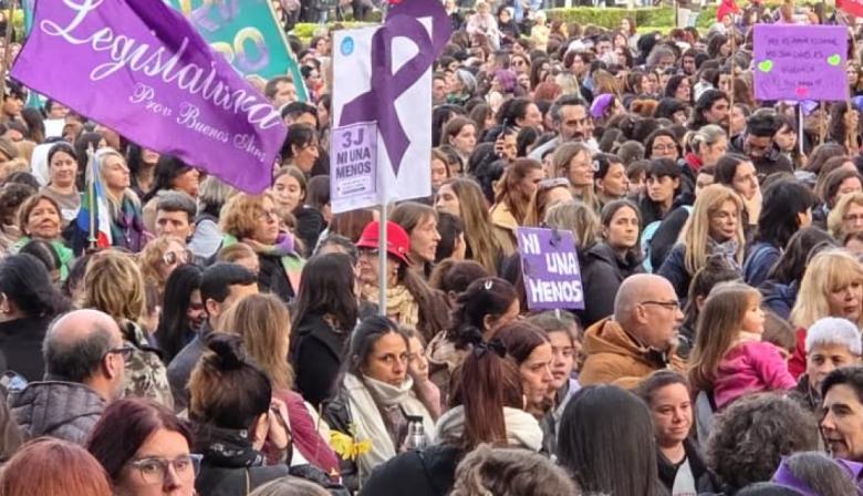 Multitudinaria marcha de Ni Una Menos en La Plata: “Nos queremos vivas, libres y desendeudadas”