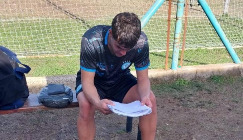 Marcó el gol del triunfo y se puso a estudiar al costado de la cancha: la historia que emociona en el fútbol argentino