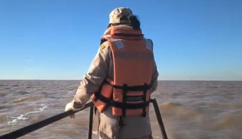 Descartan una pista y sigue la búsqueda de los pescadores en el Río de la Plata