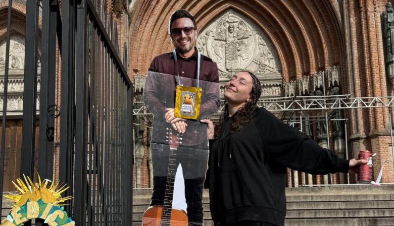 Se recibió de médica en La Plata, celebró con una gigantografía de Emi Brancciari y recibió una inesperada felicitación