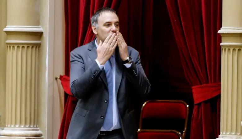 Fin: tras meses de crisis política y en medio de un escándalo de corrupción renunció Adorni