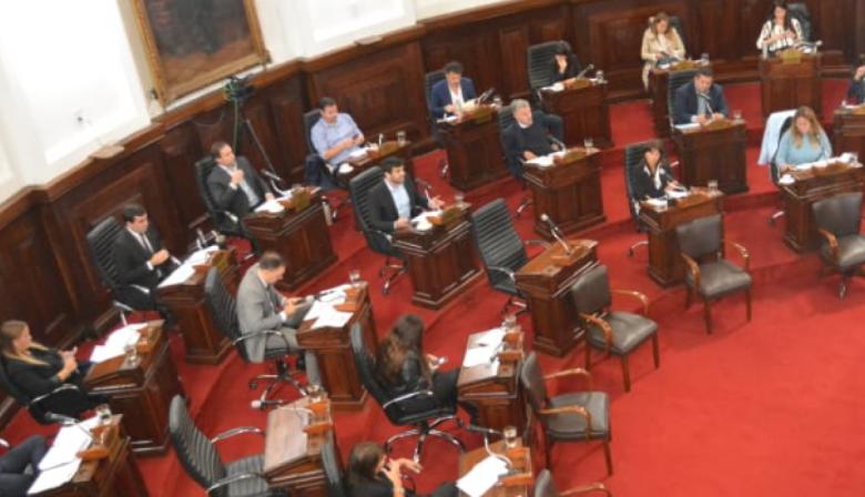 Presentan un proyecto para prohibir el uso de celulares durante las sesiones del Concejo Deliberante