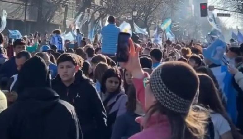 La Plata celebró el pase de Argentina a cuartos de final con una multitud en 7 y 50