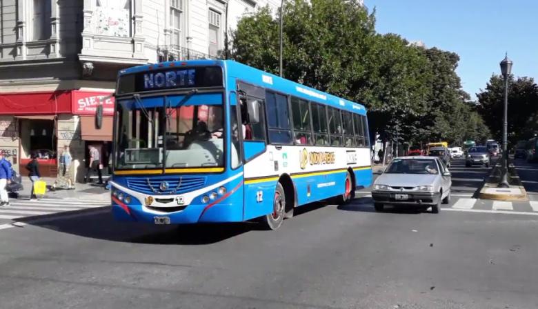 Los micros circulan con frecuencias reducidas en La Plata