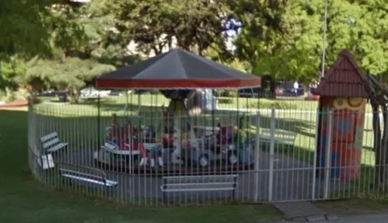 Cerró la histórica calesita de Plaza Paso tras casi 30 años de funcionamiento
