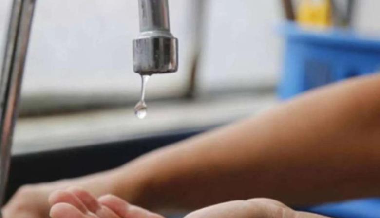 Agua marrón y cortes: vecinos de la zona norte de La Plata llevan días con problemas de suministro