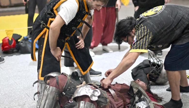 Batallas medievales en La Plata: entrenan con armaduras de 40 kilos y espadas