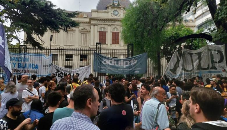 Nuevo paro en la UNLP: docentes y nodocentes vuelven a las aulas con una huelga este miércoles